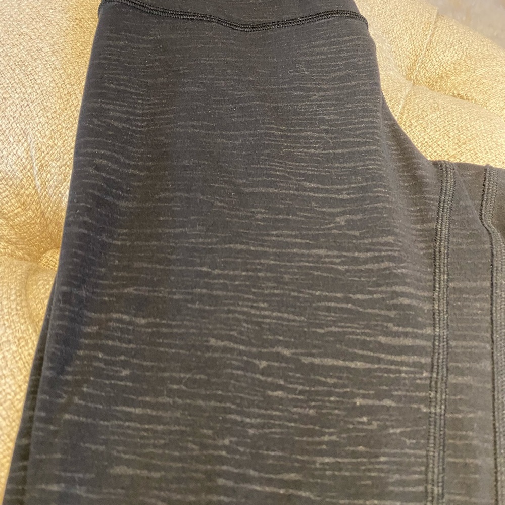 Lululemon align crop, 21”, size 4. Black emboss stride